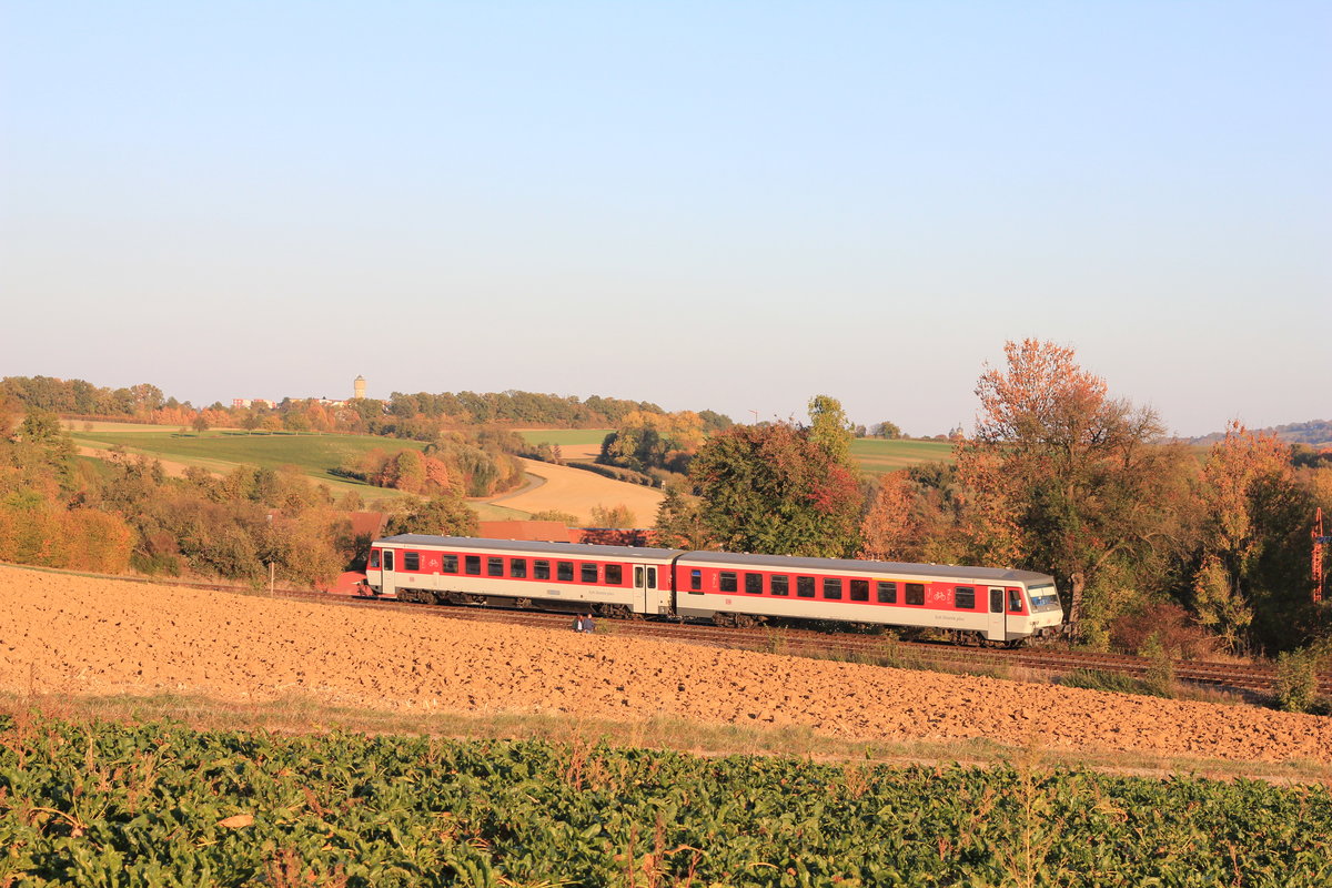 Am 21.10.2018 fährt 628 512  Kampen  hinter Öhringen-Cappel als RB von Öhringen Hbf nach Hessental durch die herbstliche hohenloher Landschaft. 