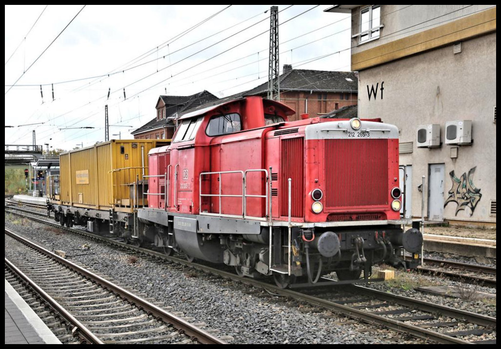 Am 21.10.2021 musste die DB 212265-3 mit einem Netz Instandhaltung Wagen am Haken im Bahnhof Wabern um 13.20 Uhr die Überholung durch einen Güterzug abwarten. Danach ging es in Richtung Kassel weiter.