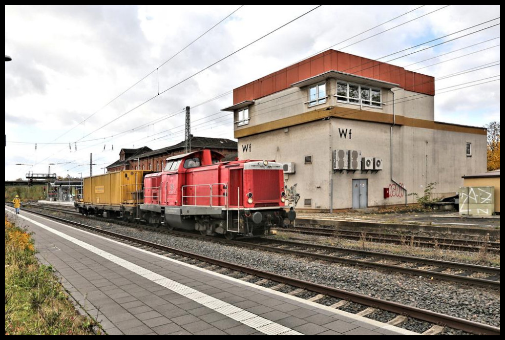 Am 21.10.2021 musste die DB 212265-3 in Höhe des Stellwerks im Bahnhof Wabern mit einem Netz Instandhaltung Wagen am Haken um 13.20 Uhr die Überholung durch einen Güterzug abwarten. Danach ging es in Richtung Kassel weiter.