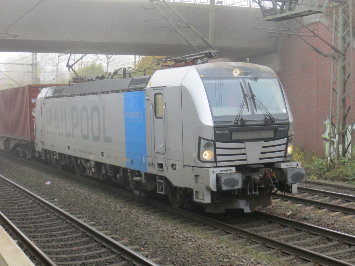 Am 21.11.2013 durchfährt die Railpool-Vectron 193 801-8 den Bahnhof Hamburg-Harburg. 