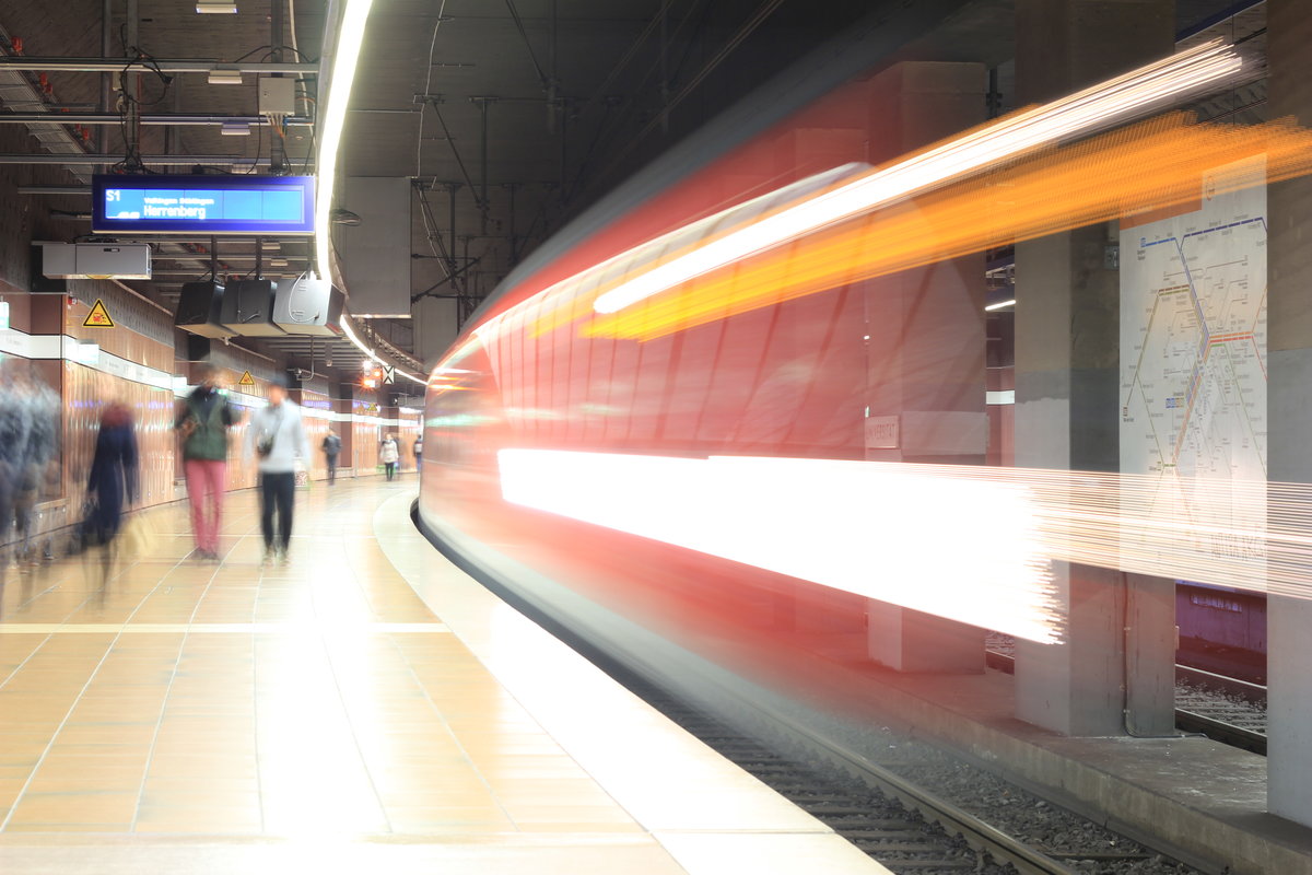 Am 21.11.2017 verlässt ein Triebzug der Baureihe 430 als S1 die Station Stuttgart-Universität. 