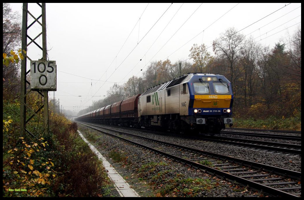 Am 21.11.2017 war NIAG 10 DE 270004 auf der Rollbahn unterwegs. Hier passiert sie mit ihrem Leer Güterzug in Richtung Osnabrück fahrend den Kilometer 105 bei Natrup Hagen.