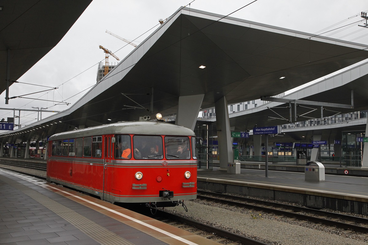Am 21.11.2017 war der VT10 der GKB in Wien Hauptbahnhof zu Gast. Mit dem Triebwagen wurden Schulungsfahrten im Bahnhofsbereich durchgeführt, hier zu sehen am Bahnsteig 11.