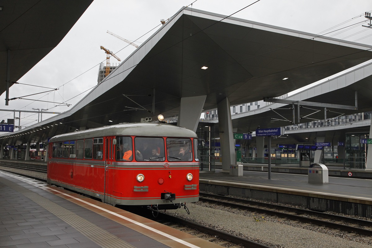 Am 21.11.2017 war der VT10 der GKB in Wien Hauptbahnhof zu Gast. Mit dem Triebwagen wurden Schulungsfahrten im Bahnhofsbereich durchgeführt, hier zu sehen am Bahnsteig 11.