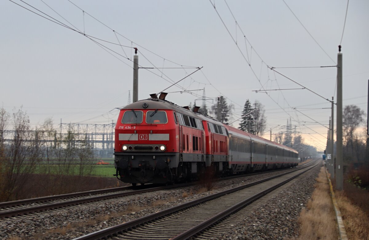 Am 21.11.21 fuhren 218 434 und eine Schwestermaschine den IC118 von Lindau nach Stuttgart. Hier sind sie gerade kurz vor Erbach auf Höhe des Donaukanals.