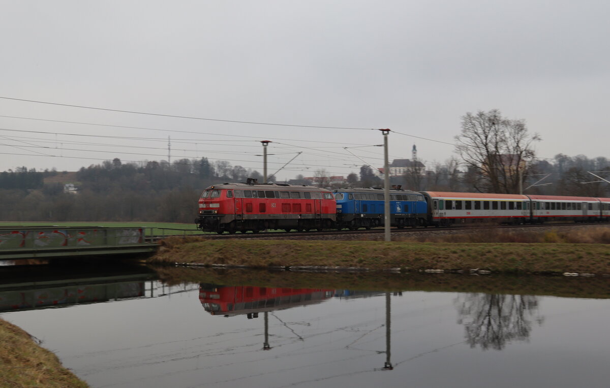 Am 21.11.21 fuhren 218 463 und 218 054 (ex 218 448) den IC119 von Stuttgart nach Lindau. Hier sind sie gerade kurz nach Erbach auf Höhe des Donaukanals.