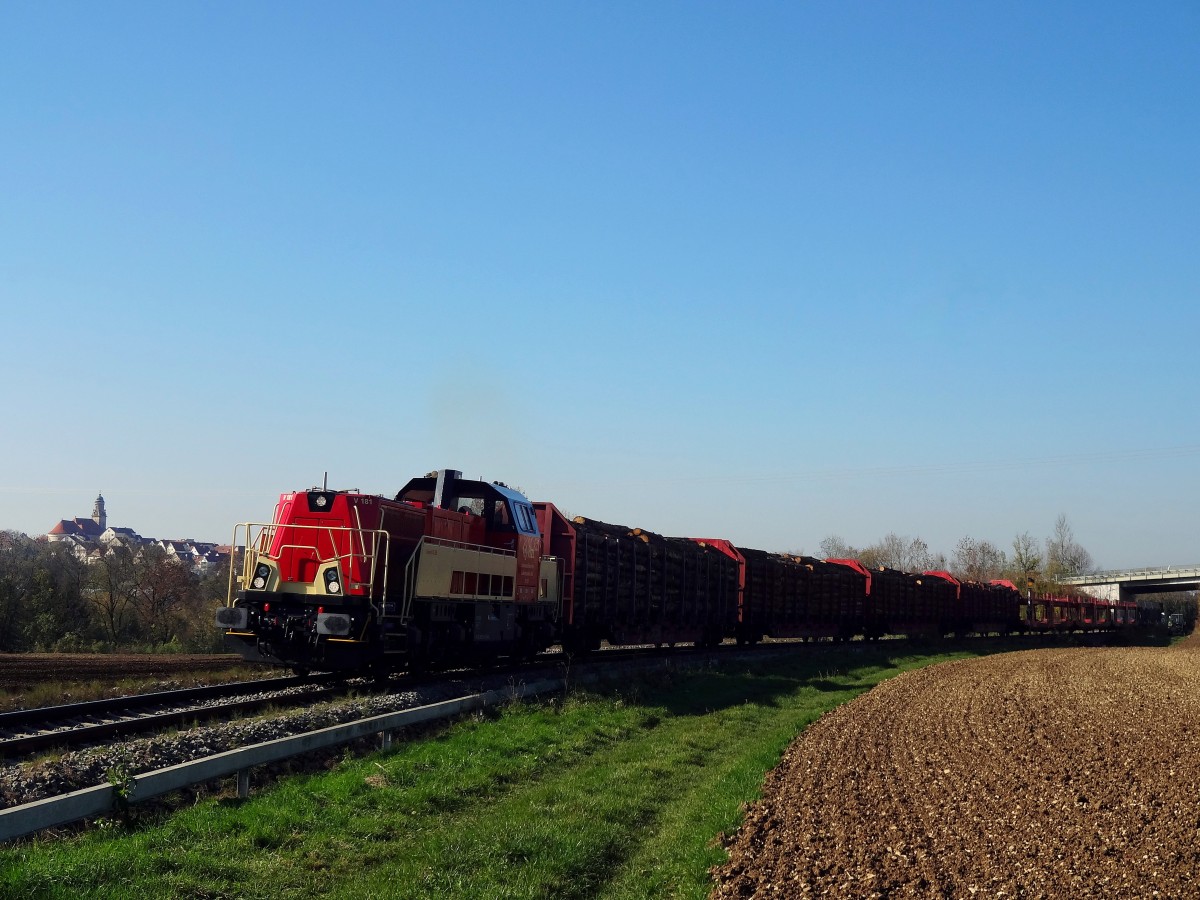 Am 2.11.13 kam die Bedarfsübergabe von Gammertingen nach Schömberg und zurück mit der neuen HzL Gravita (V181) vorbei. Da der Zug in Hechingen kopf machte, blieb mir genügend Zeit den Standpunkt zu wechseln und den Zug mit dem Stadtpanorama von Hechingen abzulichten. 