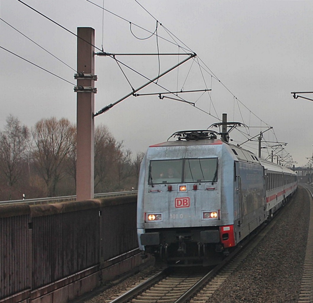 Am 21.12.2013 bespannte die 101 016-4  DERTOUR  einen IC nach Konstanz, als sie am Fotogafen in Baden-Baden vorbei rast. (Fotografiert mit Teleobjektiv von Bahnhsteig)