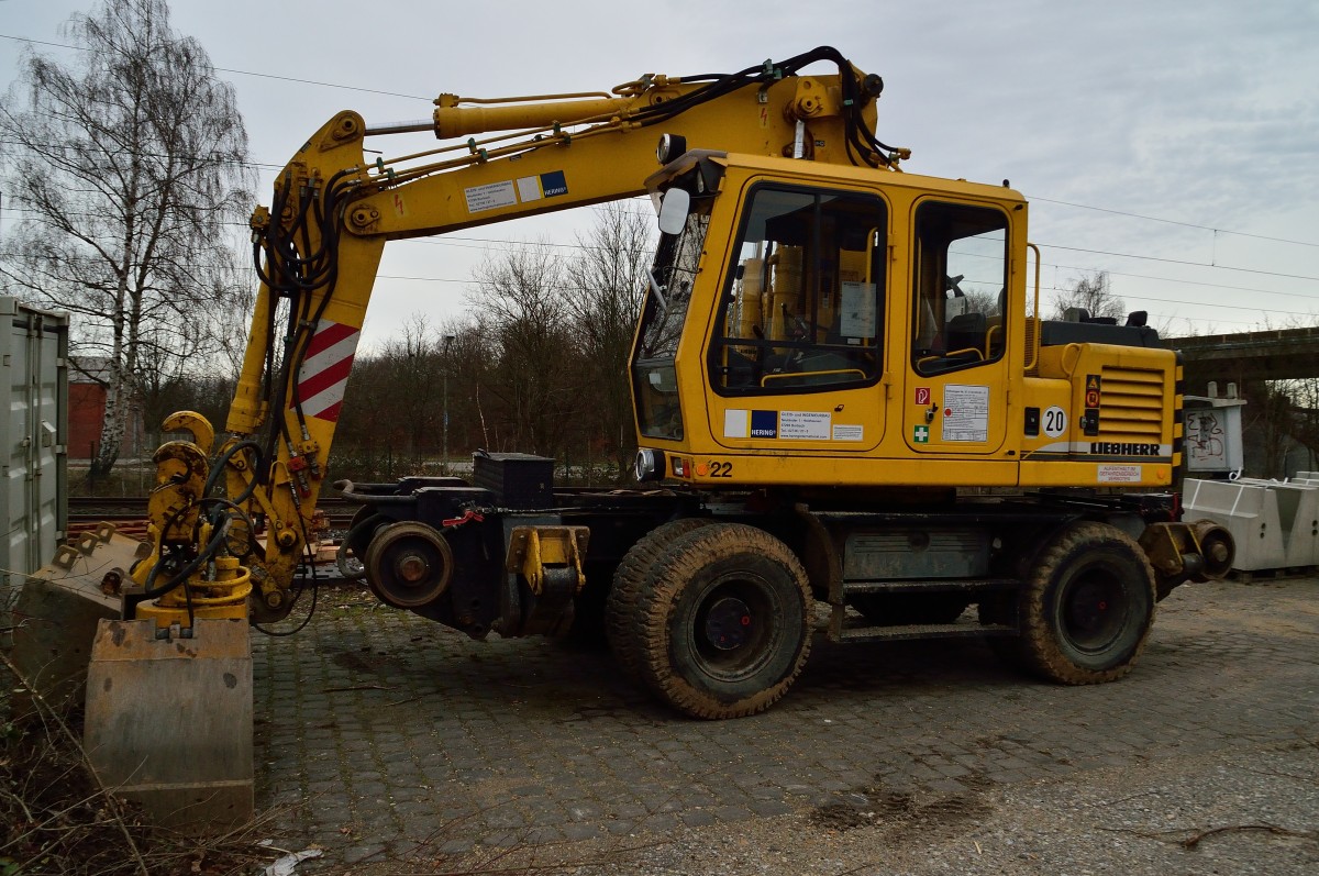 Am 21.12.2013 steht in Korschenbroich dieser Zweiwegebagger der Firma Hering aus Burbach.