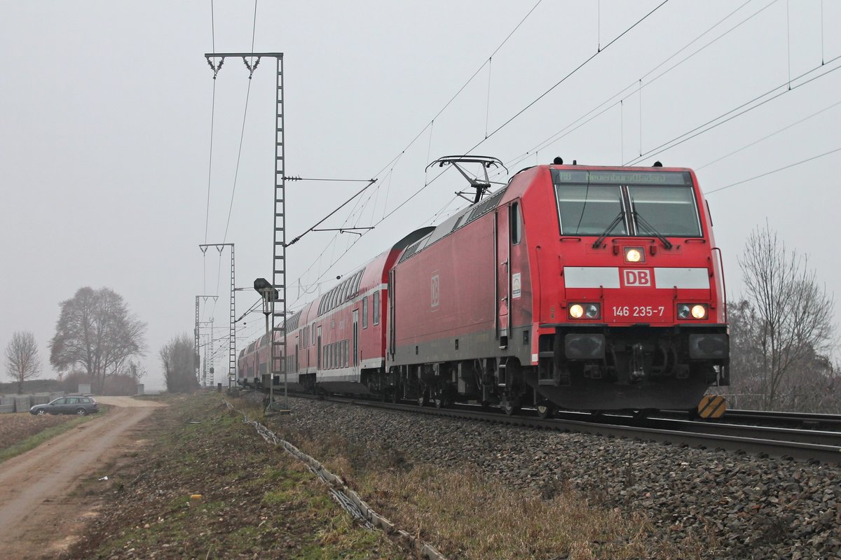 Am 21.12.2016 bespannte die 146 235-7  Konstanz  eine RB (Offenburg - Neuenburg (Baden)), als sie in Kürze ihren vorletzten Zwischenhalt in Müllheim (Baden) einlegen wird.