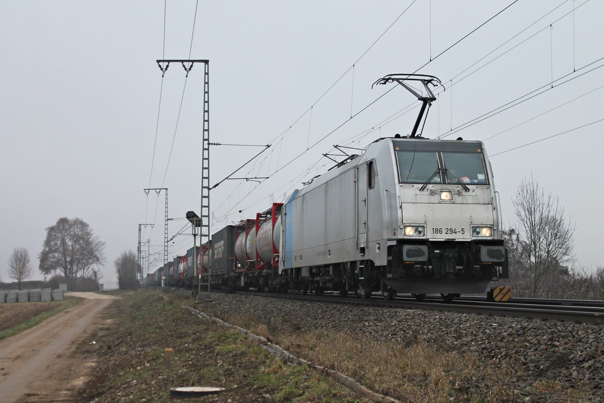 Am 21.12.2016 fuhr nördlich von Müllheim (Baden) die Rpool/Captrain Netherland 186 294-5 mit ihrem Containerzug aus Rotterdam Waalhaven in Richtung Schweizer Grenze.