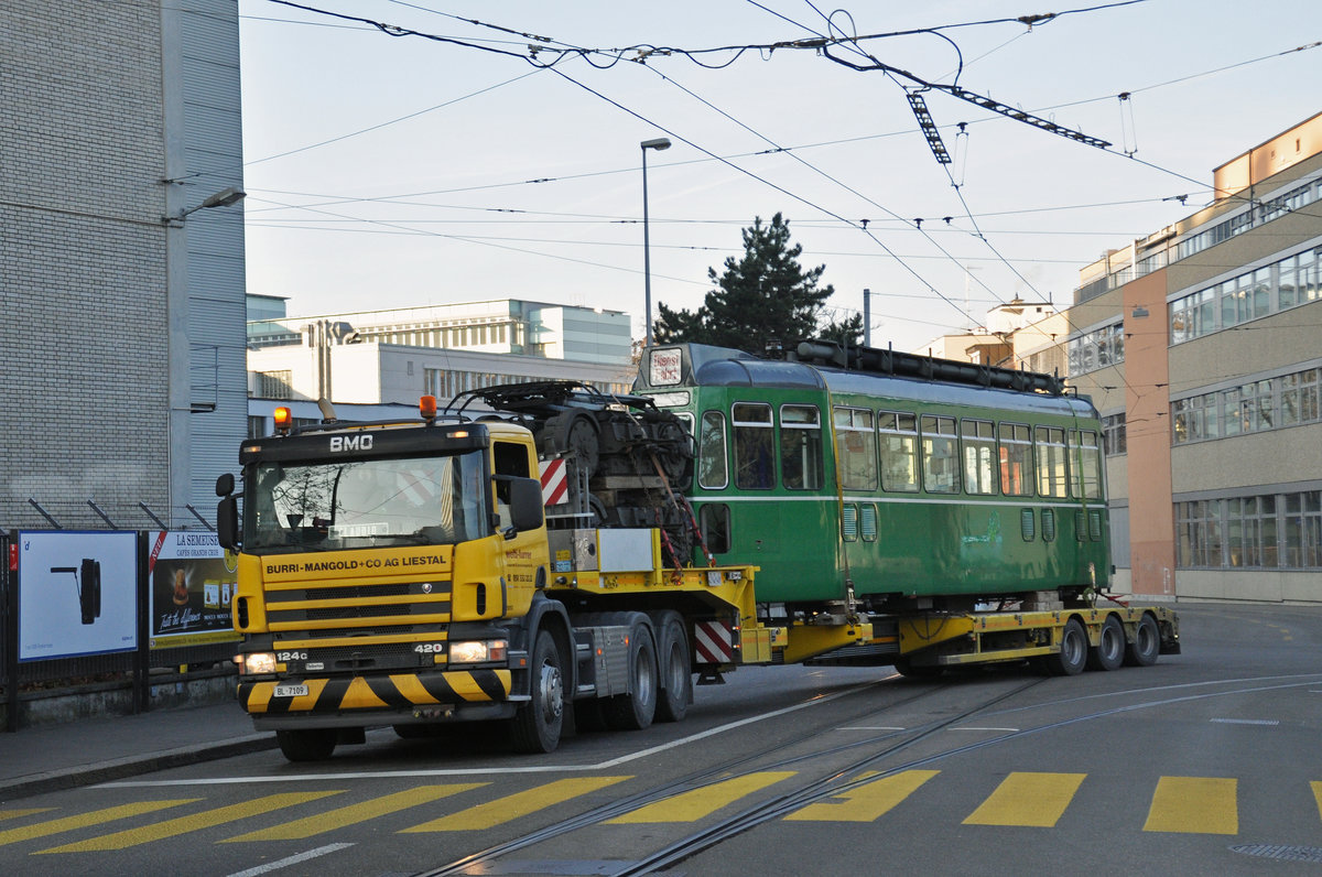 Am 21.12.2016 geht der Be 4/4 466 auf die letzte Reise. Hier verlässt der Lastwagen die Hauptwerkstatt Richtung Autobahn.