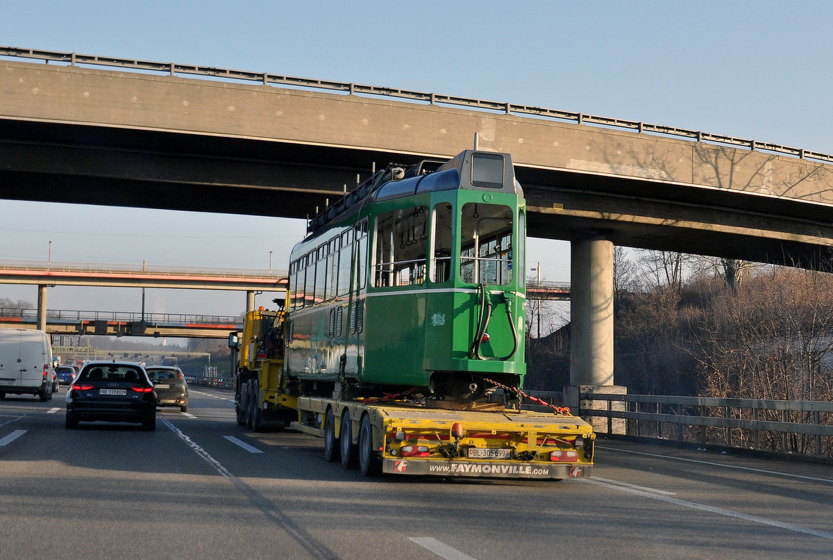 Am 21.12.2016 geht der Be 4/4 466 auf die letzte Reise. Hier fährt der Lastwagen auf der Autobahn bis zur Ausfahrt Augst.