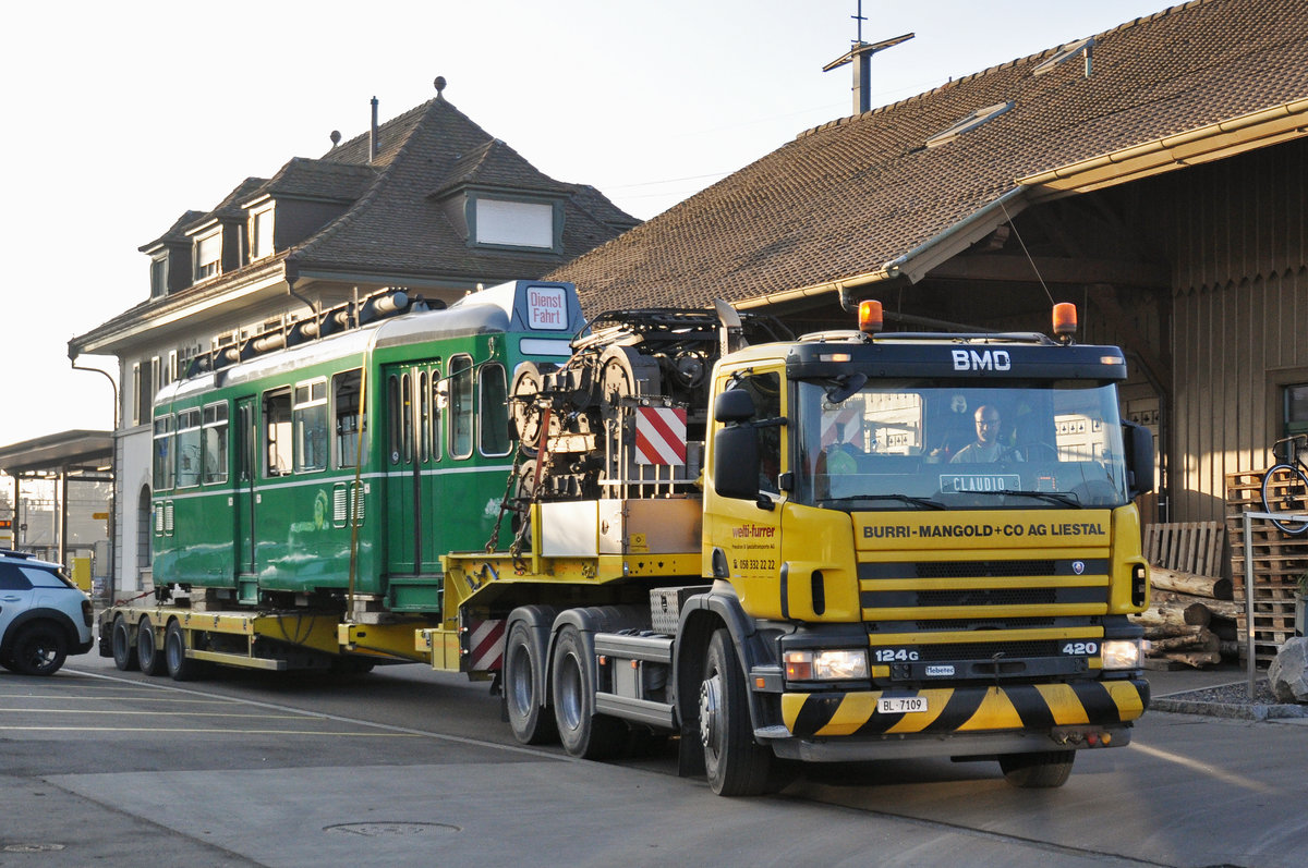 Am 21.12.2016 geht der Be 4/4 466 auf die letzte Reise. Nun ist das Ziel, die Firma Thommen, erreicht. Als nächste geht es auf die Waage und anschließend zum Tor 3.