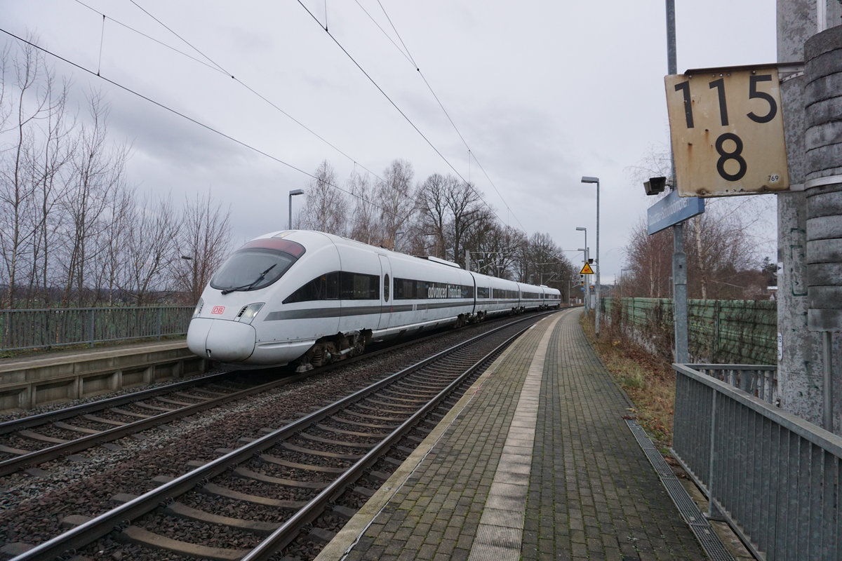 Am 21.12.2018 tourte 605 017 im Dienste der DB Systemtechnik Minden durch Sachsen und Franken zum Teil auf seiner alten Stammstrecke.Hier durchfährt er Glauchau-Schönbörnchen auf dem Weg nach Chemnitz.