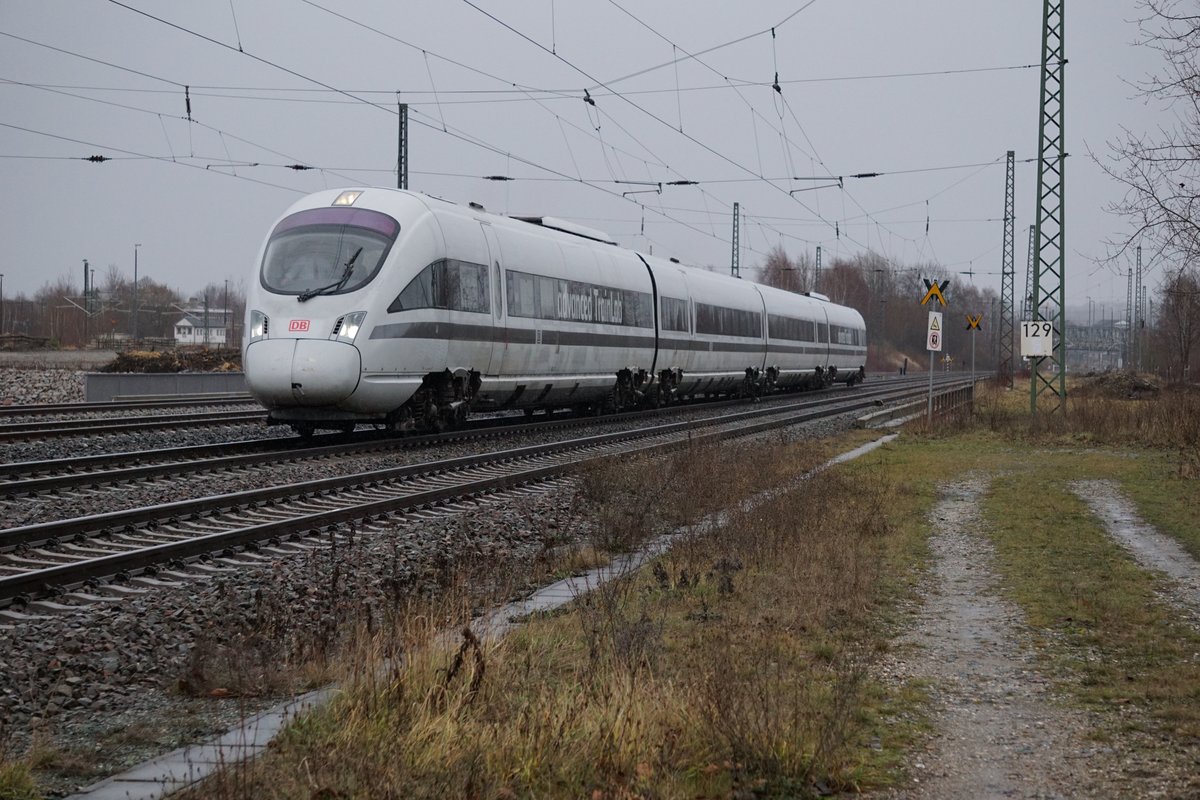 Am 21.12.2018 tourte 605 017 im Dienste der DB Systemtechnik Minden durch Sachsen und Franken zum Teil auf seiner alten Stammstrecke.Hier auf der Zwickauer Olzmannbrücke auf dem Weg nach Hof.