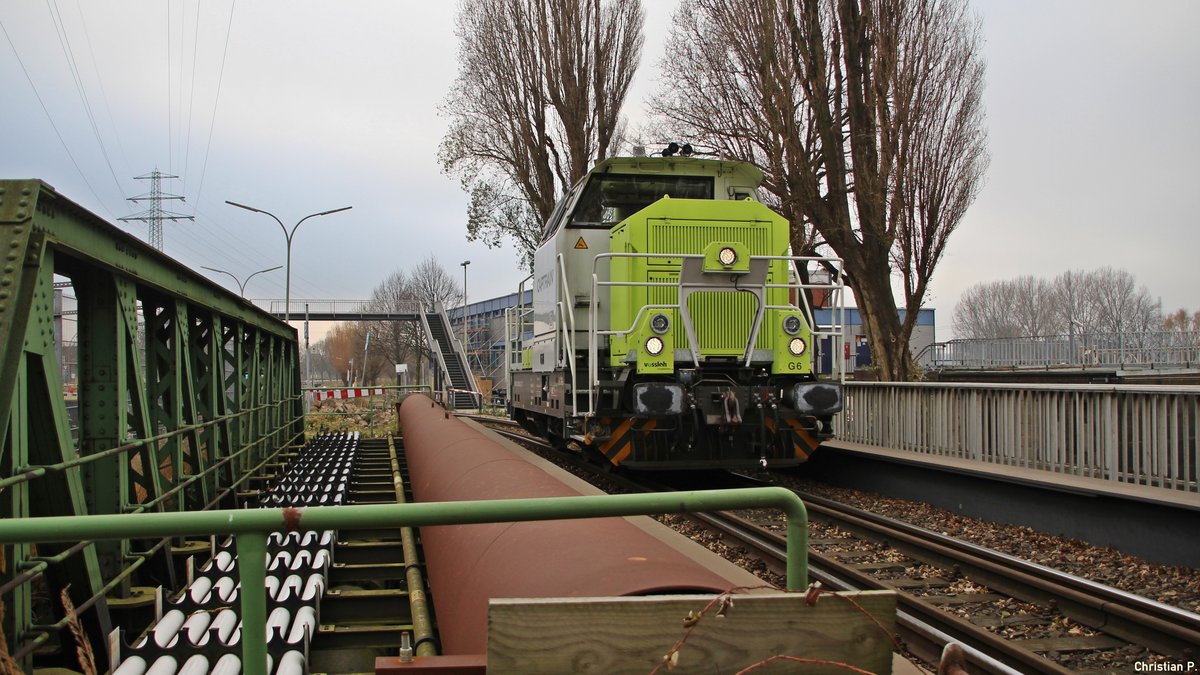 Am 2.12.17 Rumpelte die Vossloh G6 (98 80 0650 089-2 D-CTD) (Captrain Deutschland GmbH) am Wasserschutzpolizeikommissariat 2 am Roßdamm 10 in Hamburg-Steinwerder vorbei, auf Rangier-Tour von der Hohen Schaar in den Hafenteil  Hamburg-Süd  (Veddel).
Der kleine Streckenabschnitt wird derzeit umgebaut so das das bisherige Nebenbahnveeling demnähst wohl verloren ist.
Im bereich des Roßdamm auf höhe des Wasserschutzpolizeikommissariat 2 fürt die Strecke über 2 Schleusen und an mehreren Privat-Bahnübergängen vorbei, die ein sehr tolles Fotomotiv abgeben. 
Nach der Vervolgunsjagt über den Roßdamm schaffte ich es nicht mehr meine gewünschte Fotostelle einzunehmen, da man ja sich vor der Polizei nicht unbedingt schtrafbar machen sollte, daher  nur  ein foto bei der Überquerung der 1. Schleuse die den Ellerholzhafen und den Ernst-August-Kanal verbindt.

!!! Der Fotopunkt ist Öffentlich zugänglich ! Befindlich am Ende der Brücke über die Schleuse !!!