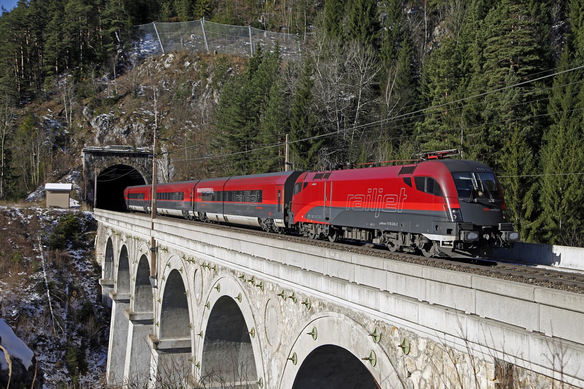 Am 2.12.2013 ist 1116 245 als RJ 558 über den Krauselklauseviadukt unterwegs. Im Hintergrung ist das Portal des Polleroswandtunnels zu sehen.