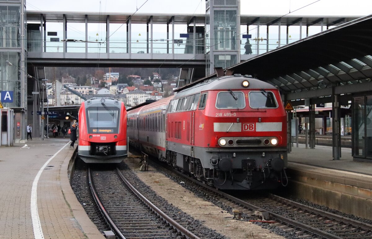 Am 2.12.21 brachte 218 495 den IC 119 von Stuttgart nach Lindau. Hier fährt sie gerade im Ulmer Hbf ein.