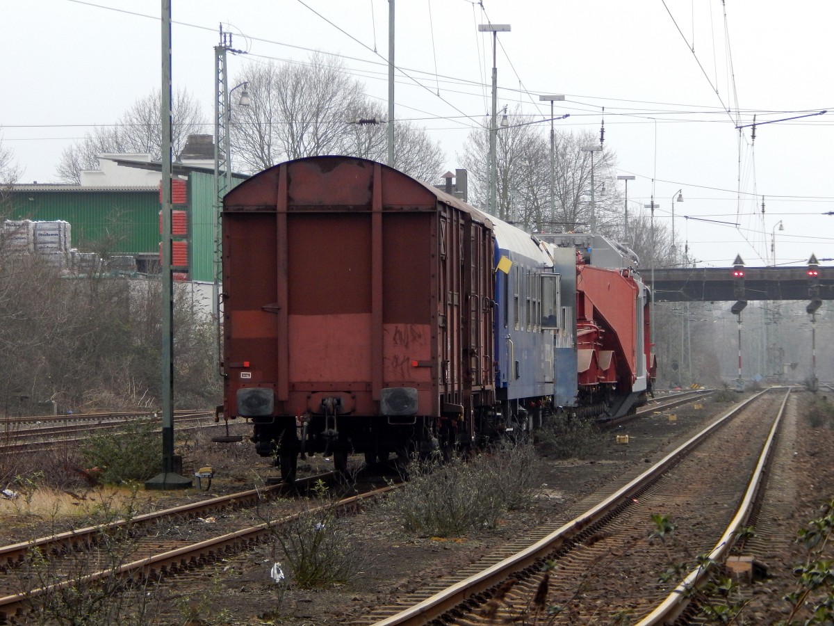 Am 21.3.15 stand einTragschnabelwagen mit Trafo in Bonn Beuel abgestellt. Dort wurde er dann gegen 23:00 abgeholt und nach Erfurt gefahren.

Bonn Beuel 21.03.2015