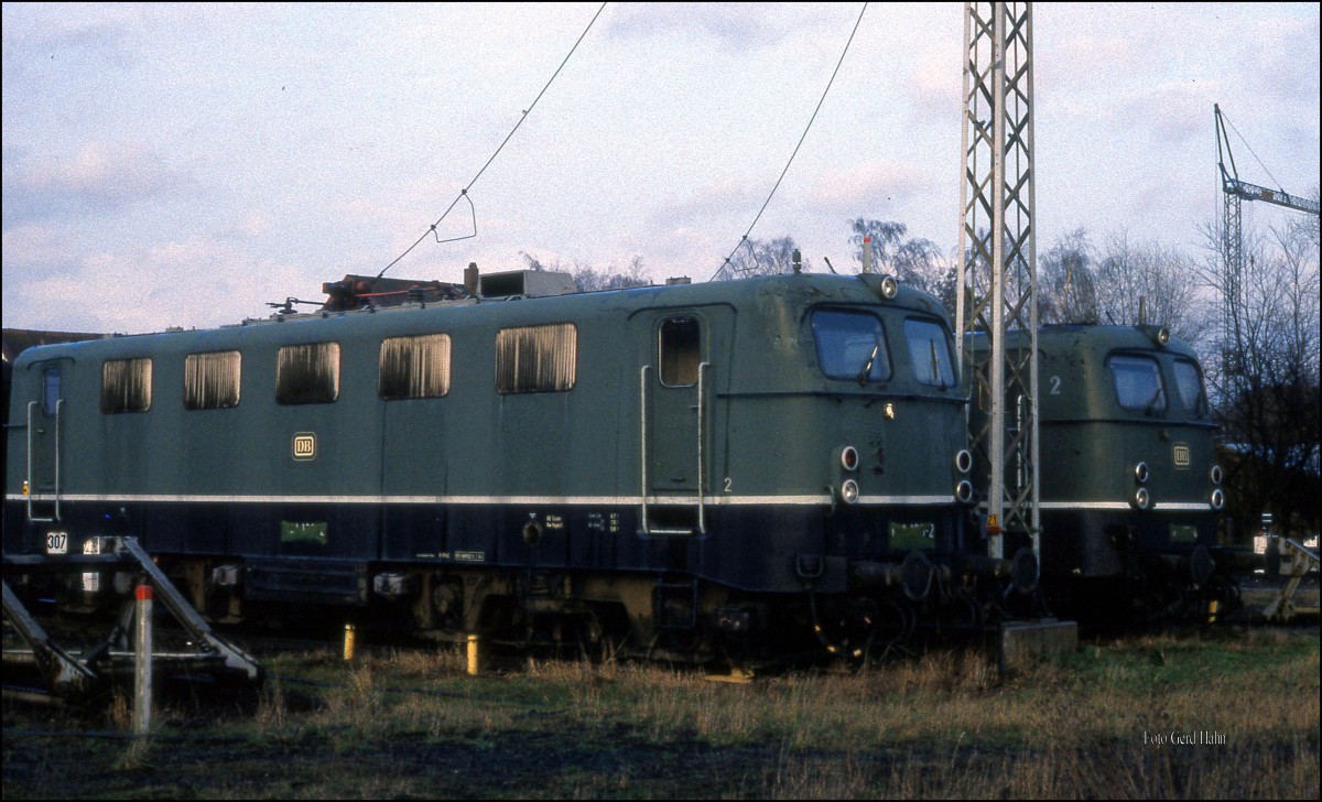 Am 21.3.1992 gehörten einige E-Loks der Baureihe 141 schon zum alten Eisen. Dabei hatten 141160 rechts und 141197 links noch nicht ganz ausgedient; denn sie dienten im BW Northeim noch als Trafostation!