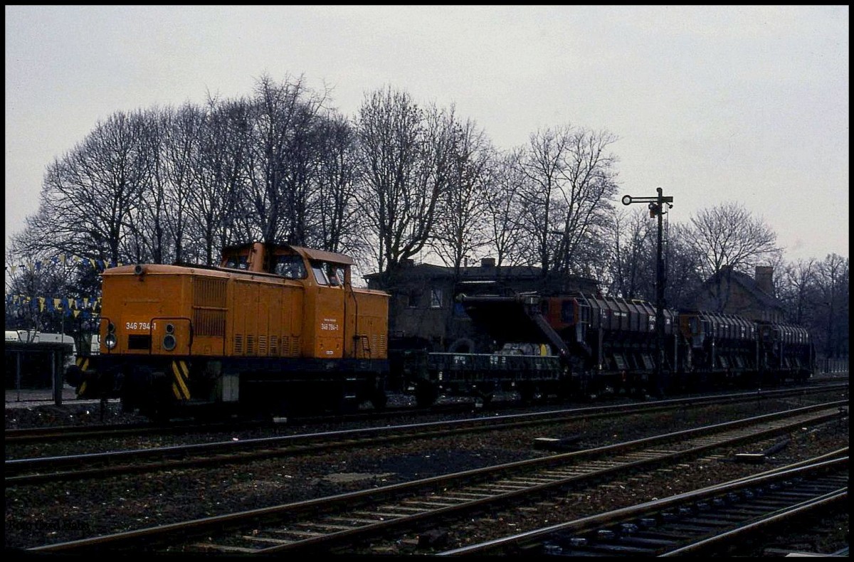 Am 21.3.1992 traf ich im Bahnhof Förderstedt auf diesen Gleisbett Reinigungszug mit Zuglok 346744.