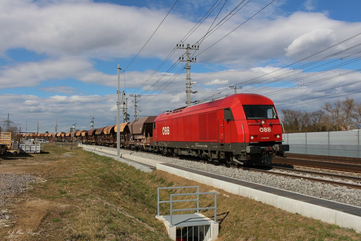 Am 21.3.2023 war die 2016 082 als Arbeitszuglok A01Wr bei Werndorf mit dem Schotterzug unterwegs auf das neue Verbindungsgleis von der Koralmbahn auf die Südbahn in Richtung des zukünftigen Bahnhofs Wundschuh.