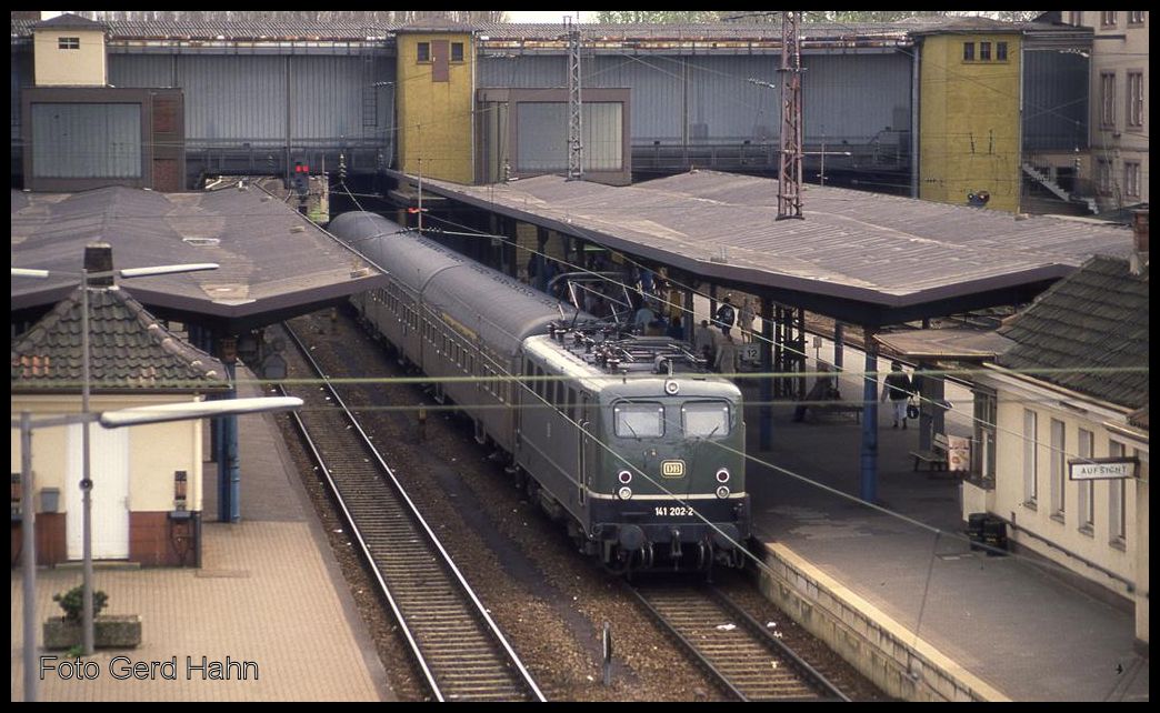Am 21.4.1992 fotografierte ich von der Fußgängerbrücke aus die 141202, die um 14.08 Uhr mit ihrem Eilzug aus Paderborn im unteren Osnabrücker Bahnhof angekommen war. Die Aufzüge und Glasflächen im Hintergrund verdecken den Blick auf den oberen Bahnhofsteil!