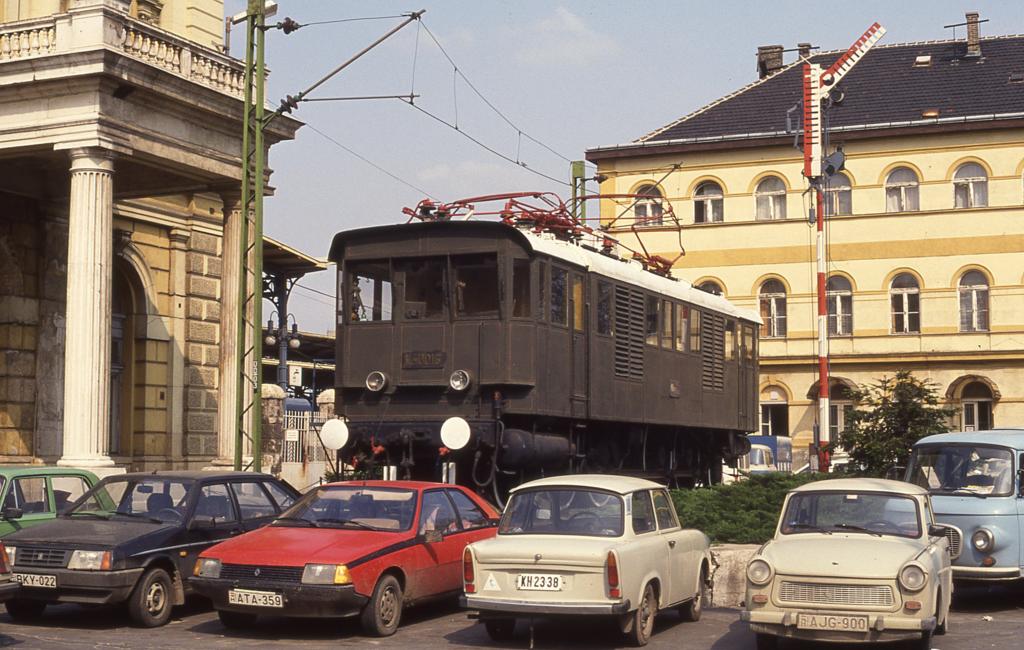 Am 21.4.1994 stand die Elektrolok V 63010 noch auf dem Denkmal Sockel am
Budapester Bahnhof Keleti Palyaudvar. Spter holte man sie von dort herunter
und sie  lebte  weiter im groen ungarischen Eisenbahn Museum in Budapest
Ujpest.