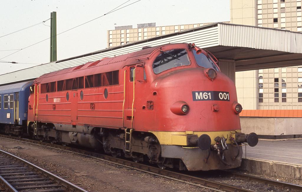 Am 21.4.1995 steht NOHAB M 61001 vor einem Personenzug Richtung Balaton
im Budapester Bahnhof Deli Palyaudvar.