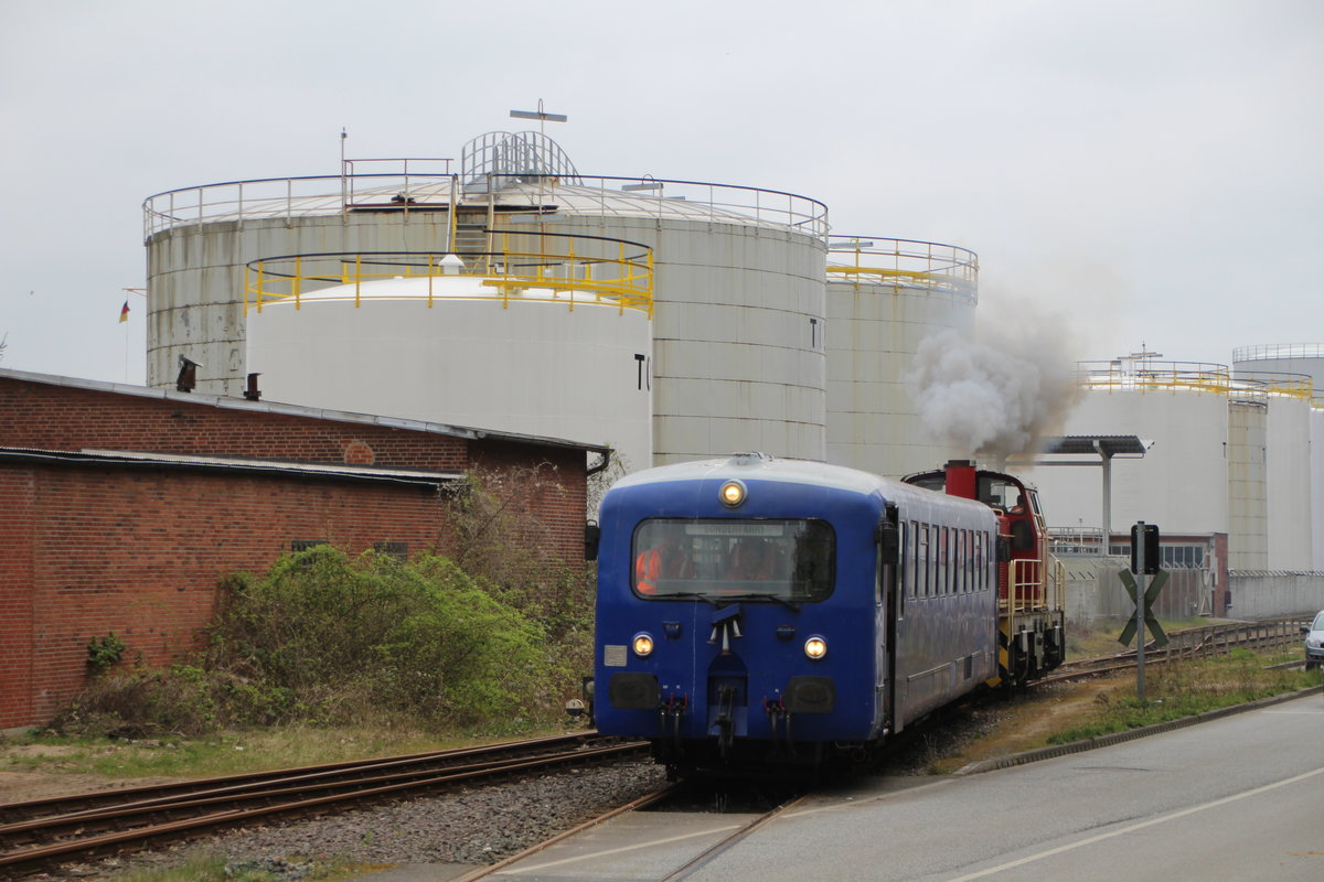 Am 21.4.2017 Wurden der 686 002 u. 512 011 von Kiel nach Neumünster überführt.
Aufgenommen AM Nord Ostsee Kanal (NOK) / Voith Werksgelände.