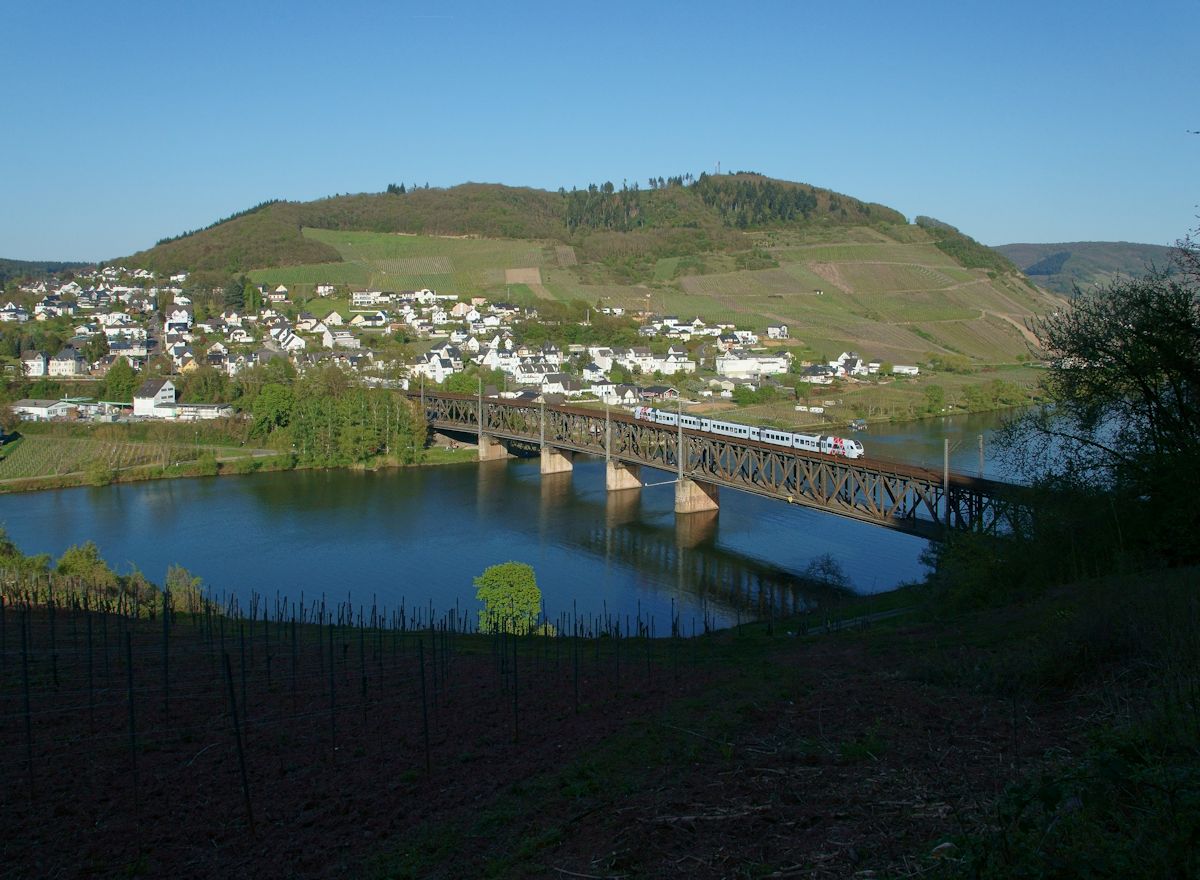 Am 21.4.2019 war RE 4124 auf dem Weg von Koblenz nach Saarbrücken. Kurz nach der Ausfahrt aus Bullay wurde dabei die Doppelstockbrücke über die Mosel überquert.
