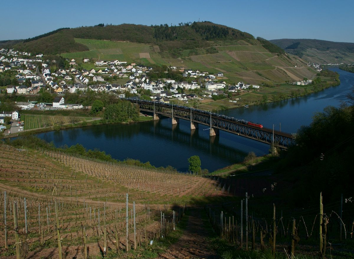 Am 21.4.2019 zog eine unbekannte 185 einen Zug aus Kesselwagen über die Moselstrecke in Richtung Trier. Bei Bullay wurde dabei die Mosel auf der Doppelstockbrücke überquert.