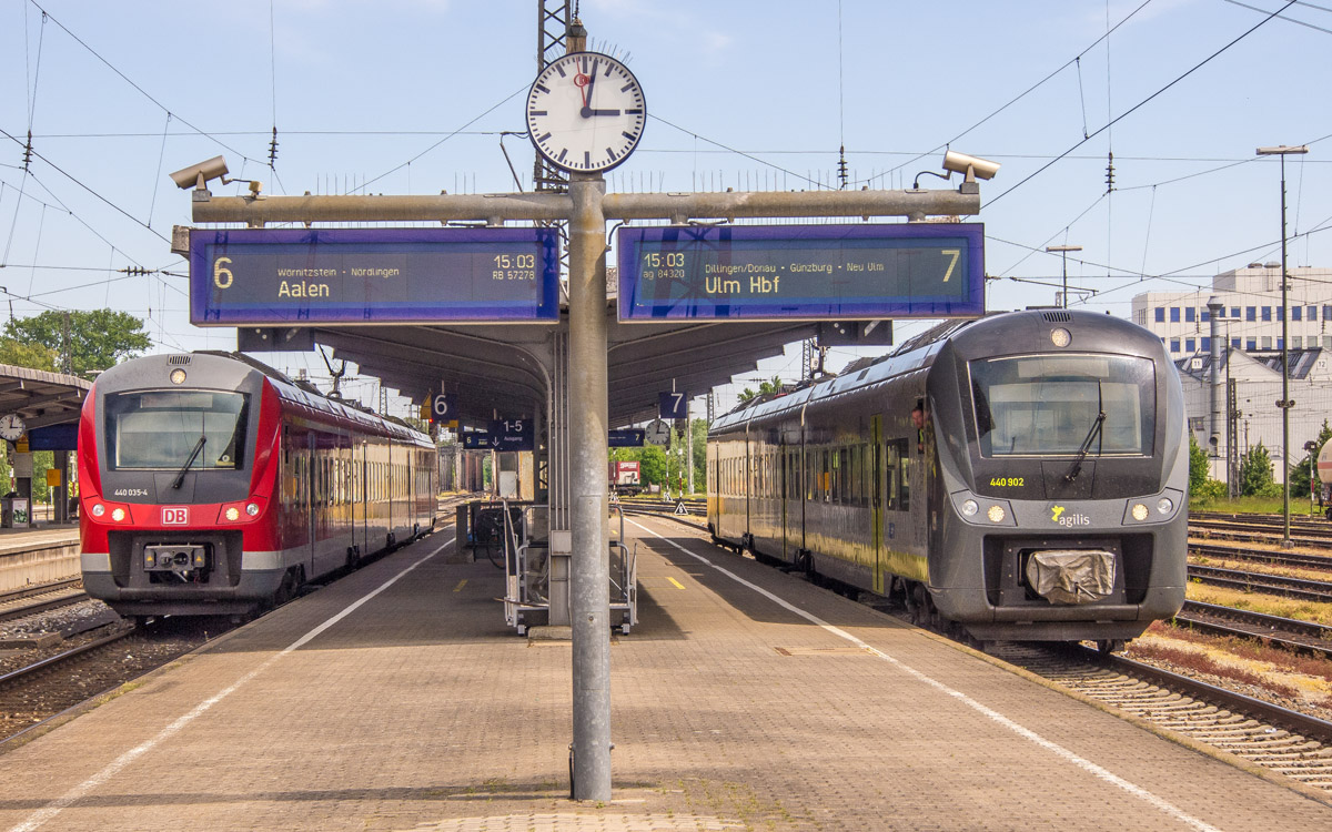 Am 21.5.14 trafen sich in Donauwörth die  Mopsgesichter  440 035 der DB auf Gleis 6 und 440 902 von agilis auf Gleis 7. 