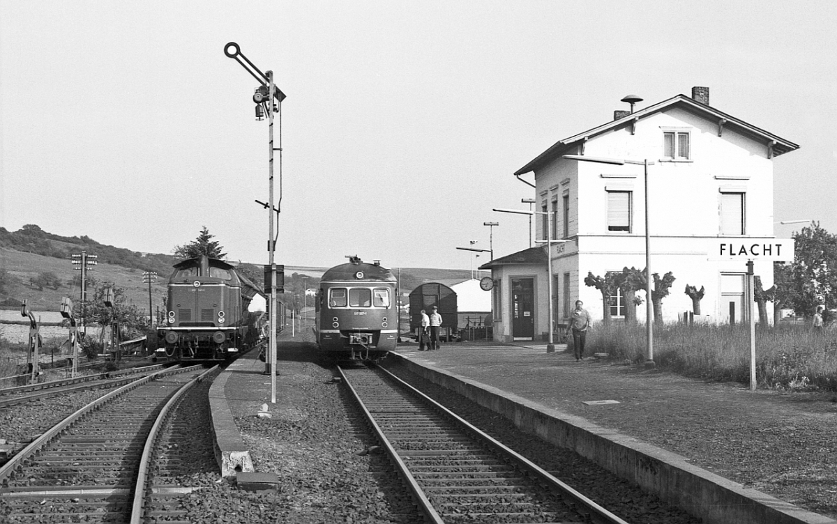 Am 21.5.1980 prsentierte sich Flacht an der Aartalbahn noch als ein gepflegtes, mit Fahrdienstleiter besetztes Nebenbahnidyll. 213 341 wartet mit ihrer bergabe aus Kettenbach auf die berholung von 517 003. 