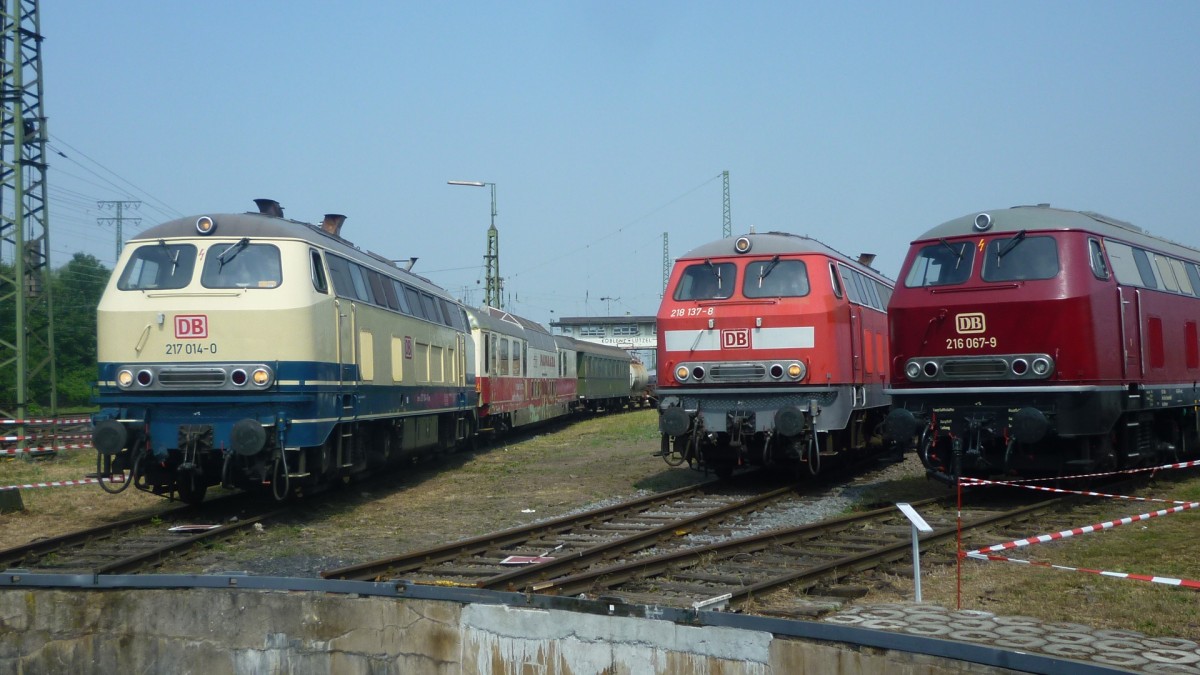 Am 21.5.2011 wurde in Koblenz Lützel eine kleine Ausstellung von Dieselloks an der alten Drehscheibe vorbereitet. 
Beteiligt waren die Blau Beige 217 014, die damals noch verkehrsrote 218 137 und die Altrote 216 067. 