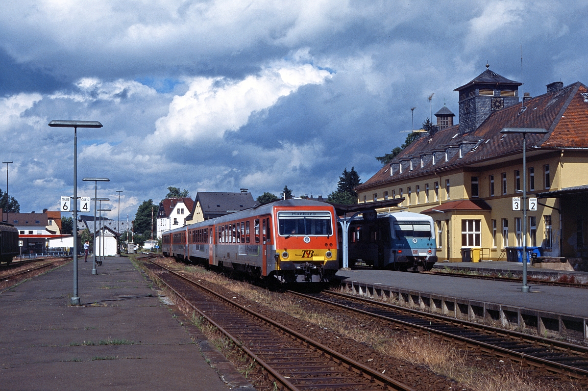 Am 21.6.1997 war es fast genau 10 Jahre her, dass der planmäßige Personenverkehr auf der Strecke Korbach - Frankenberg eingestellt wurde. Weitere 9 Jahre sollte es dauern, bis die Strecke wiedereröffnet wurde. Anlässlich des Hessentages 1997 in Korbach waren für ein Wochenende wieder Züge zwischen Marburg und Korbach unterwegs. Unterstützung leistete dabei auch die HLB mit ihren VT 51 + 71, hier in Frankenberg.