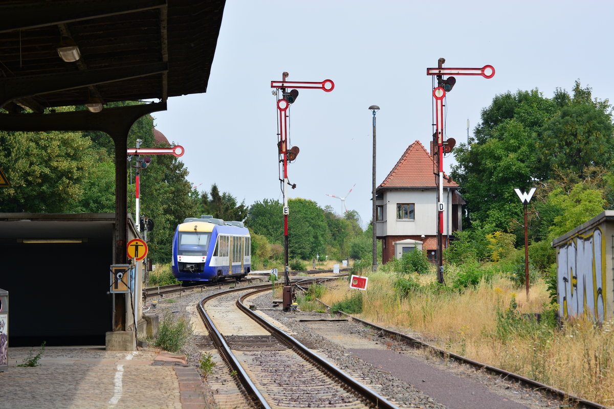 Am 21.7.18 fuhren die Züge in Blumenberg Richtung Halle einige Zeit auf Befehl am Halt zeigenden Signal vorbeifahren. Hier sieht man den VT871 als HEX43 nach Magdeburg. Grund dafür war ein Bahnübergang der nicht mehr geschlossen hat. Die LST Bereitschaft war bereits vor Ort. Schon bald alles Geschichte. Der Harz-Elbe-Express wird zum Fahrplanwechsel vom Schienennetz verschwinden, denn Abellio hat die Ausschreibungen beider Lose für das Dieselnetz Sachsen-Anhalt für sich entscheiden können. Nicht nur der HEX wird hier Vergangenheit sein denn ab kommenden Fahrplanwechsel wird der Halt in Blumenberg aufgeben. Zur Zeit wird nur noch bei Bedarf gehalten. Ab 2020 wird die Strecke auf 120km/h durchgängig umgebaut und Blumenberg auf ESTW umgebaut. Somit werden auch die mechanischen Stellwerke und Formsignale verschwinden sondern wohl auch die Bahnsteige in Blumenberg. Von der einsitigen Bedeutung als Knotenpunkt dürfte nach dem Umbau nichts mehr zu sehen sein. In Blumenberg trafen sich die Strecken Blumenberg-Wanzleben-Eilsleben, Blumenberg-Schönebeck, sowie Blumenberg-Egeln-Staßfurt welche zwischen 1999 und 2002 alle samt stillgelegt wurden und somit nur noch die Verbindung Magdeburg-Halle blieb. 

Blumenberg 21.07.2018