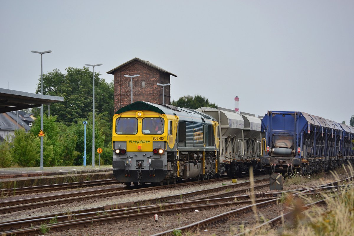 Am 21.7.18 stand 653-05 alias 266 155-5 mit einem Kieszug in Haldensleben. Etwas später fuhr sie mit sattem Sound gen Oebisfelde.

Haldensleben 21.07.2018
