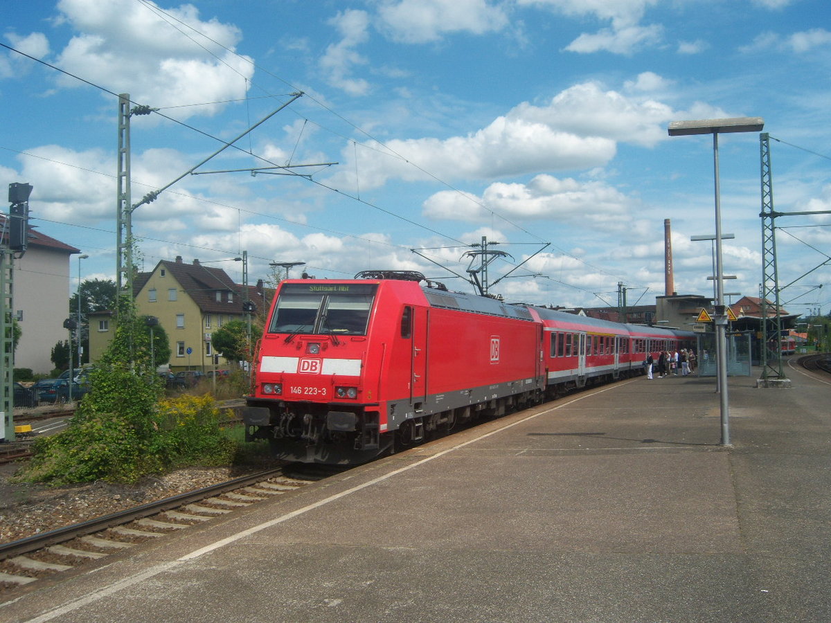 Am 21.8.2008 konnte ich die 146 223-3 mit einem Regional Express ( RE )in Schorndorf Fotografieren   