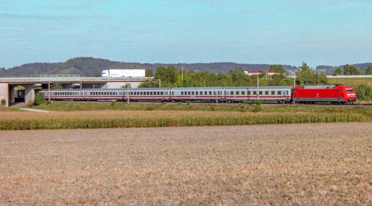 Am 21.9.05 hatte die DB eine Lok der Baureihe 101 vor den IC nach Karlsruhe gespannt. 