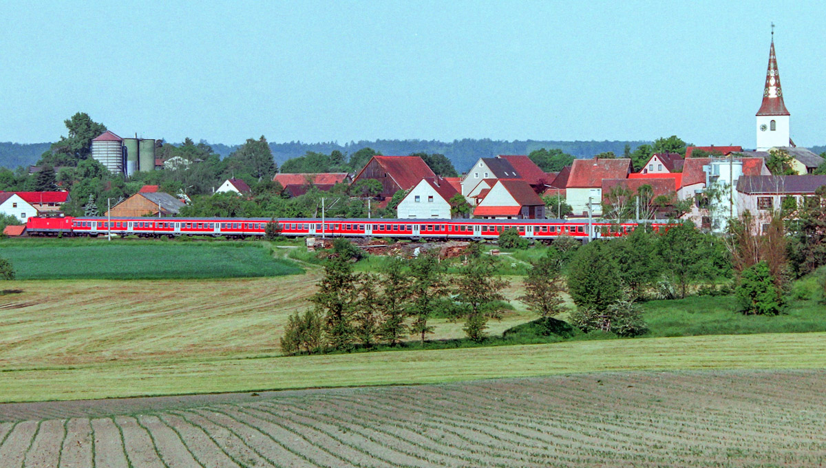 Am 21.9.05 rauschte ein RE nach Stuttgart an Oberampfrach vorbei. (Blick Richtung Norden)