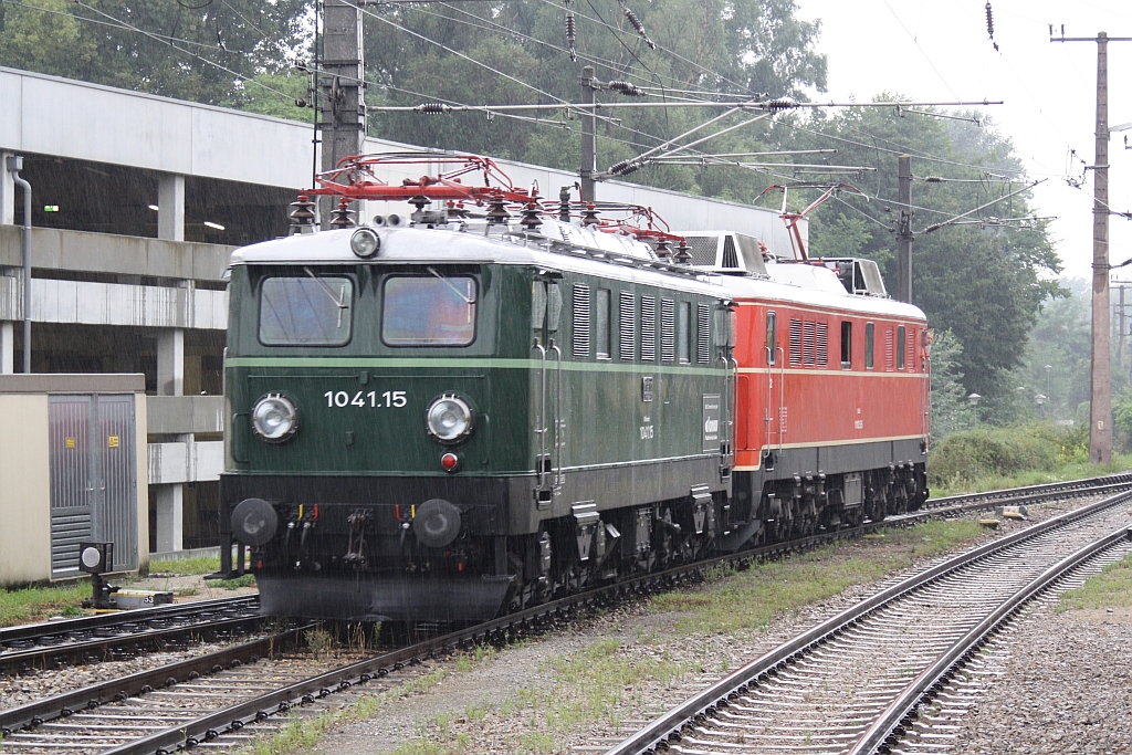 Am 21.August 2016 verschiebt im Bahnhof Stockerau bei strömenden Regen die NLB 1110.505 die ARGE 1041.15.