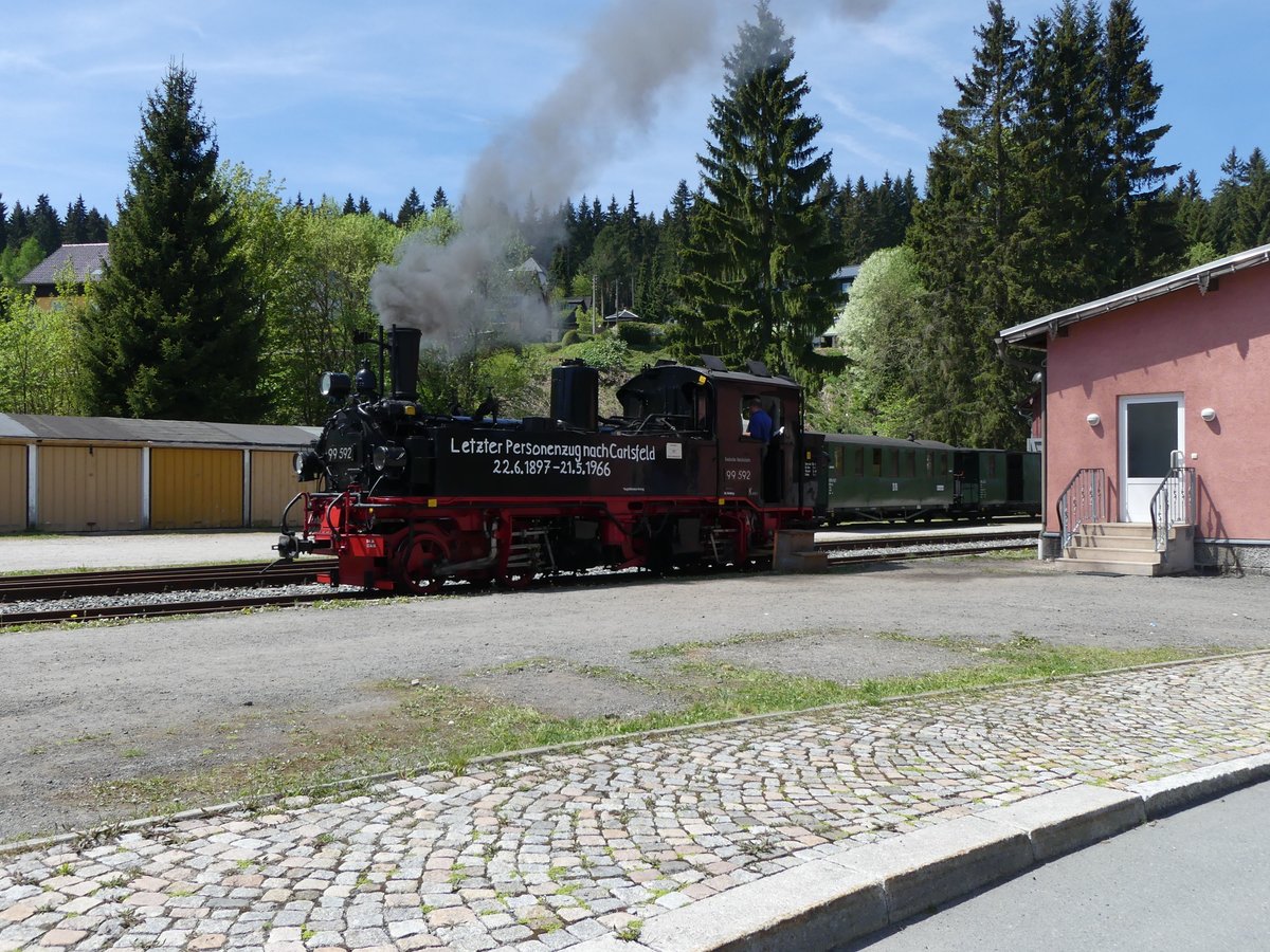Am 21.und 22.05.2016 fand in Carlsfeld das 9.WCd-Festival statt.Mit Press 99 590 umgenummert als 99 592 die am 21.05.1966 den letzten Personenzug nach Carlsfeld zog wurden Führerstandsmitfahrten angeboten. 