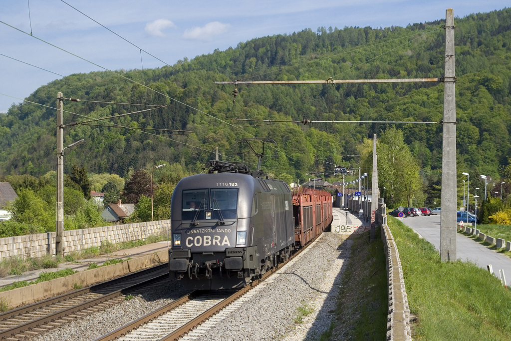 Am 22. April 2016 fährt 1116 182  Cobra  mit leerem Autozug durch Judendorf-Straßengel.