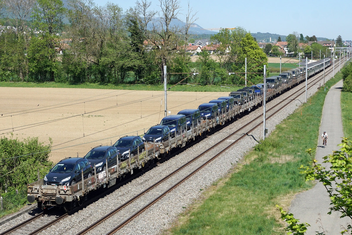 Am 22. April 2020 verkehrte ein Militärzug von Genf nach Buchs. Verewigt wurde der sehr lange Sonderzug mit der Re 430 359-0 zwischen Bettlach und Selzach.
Damit für den Truppentransport der erforderliche Abstand wegen Corona eingehalten werden konnte, wurden fünf Personenwagen mitgeführt.
Foto: Walter Ruetsch 