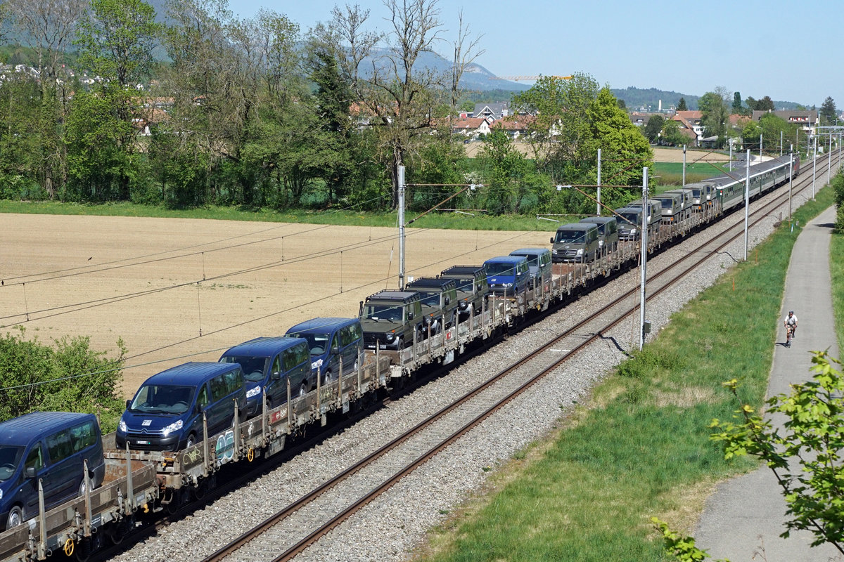 Am 22. April 2020 verkehrte ein Militärzug von Genf nach Buchs. Verewigt wurde der sehr lange Sonderzug mit der Re 430 359-0 zwischen Bettlach und Selzach.
Damit für den Truppentransport der erforderliche Abstand wegen Corona eingehalten werden konnte, wurden fünf Personenwagen mitgeführt.
Foto: Walter Ruetsch 
