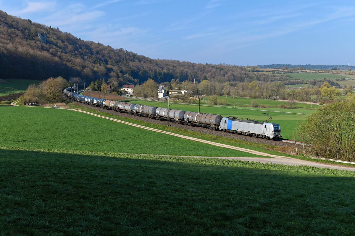 Am 22. April 2022 zeigten sich erste zarte Spuren des Frühlings im Altmühltal. Bei Breitenfurt legte sich die für Ecco Rail fahrende 193 827 mit einem Kesselwagenzug nach Ingolstadt in die Kurve. 
