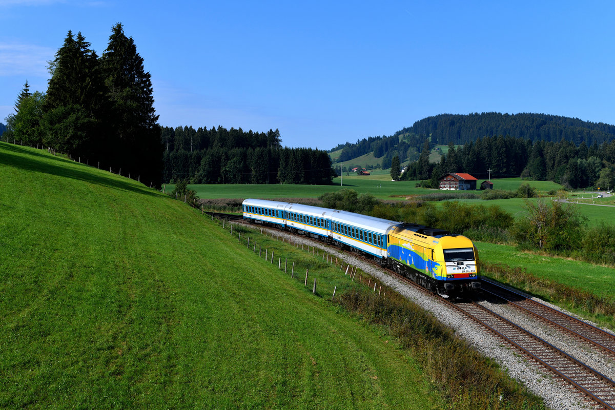 Am 22. August 2018 konnte ich die ER 20 - 013 vor dem ALX84132 nach Lindau bei Weißenbachmühle im Oberallgäu fotografieren. Die unter dem Namen  Bodo  unter Eisenbahnfreunden wohlbekannte Lok war erfreulicherweise vor kurzem gewaschen worden. 