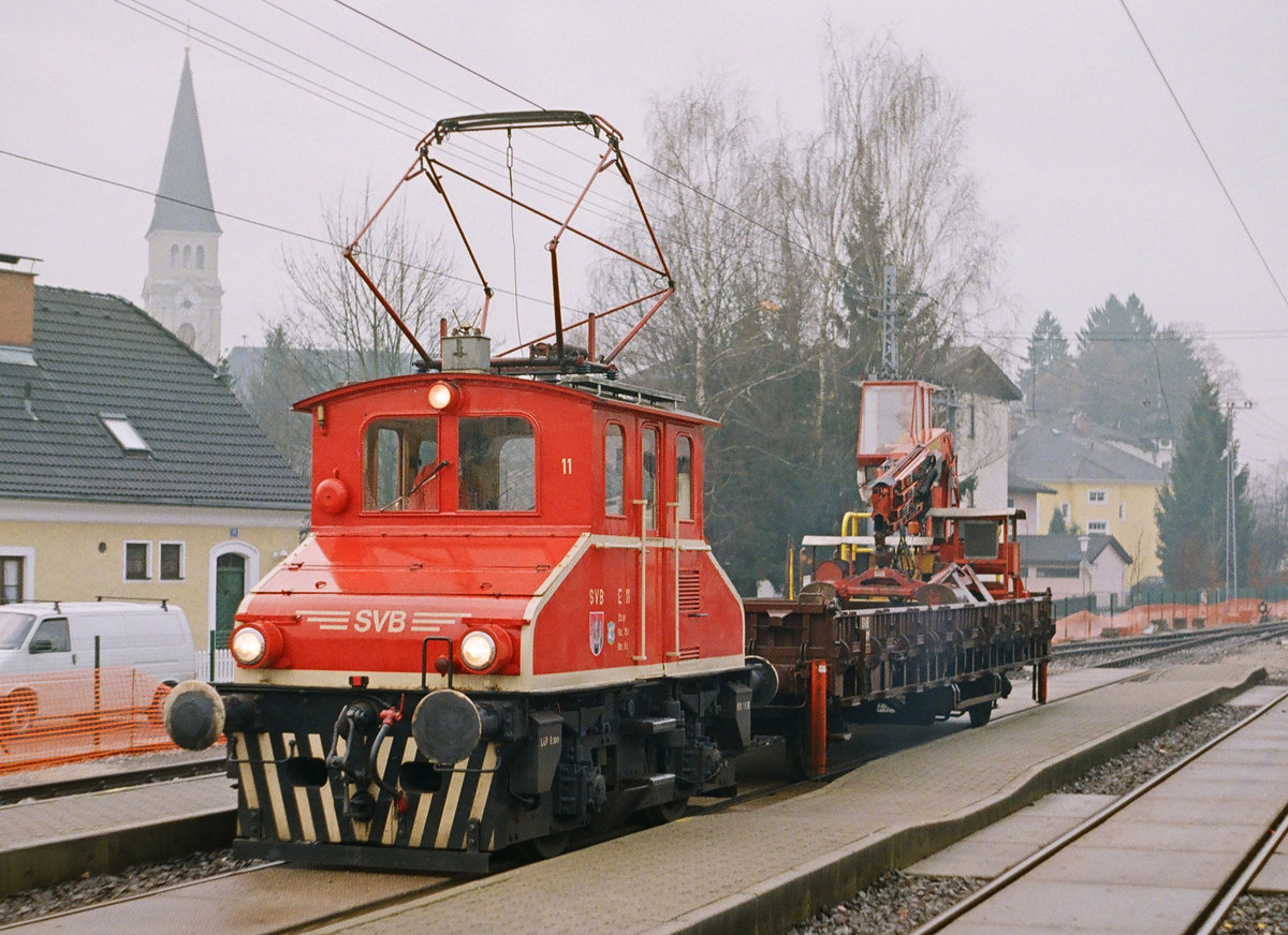 Am 22. Dezember 1997 stand im Bahnhof Oberndorf der Lokalbahn Salzburg - Lamprechtshausen Lok 11 der SVB mit einem Bahndienstwagen.